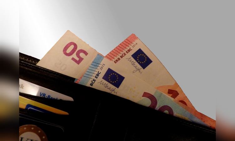Studierende in Bayern leben 2024 zunehmend von eigener Erwerbstätigkeit 